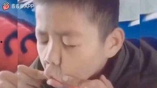 吃瓜大嘴巴子视频,一场网络狂欢背后的真相